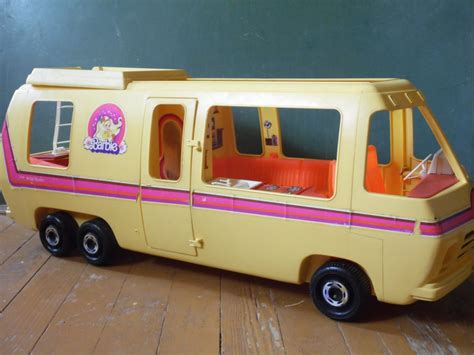 Barbie vintage motorhome - This is a great lot of vintage Barbie Camping items from the 1970’s! Included is the Barbie Country Camper from 1970. It is in very good condition considering its age. Also included is the Camp Out Tent from 1972 and its original box. It comes with tons extras. There are a couple of tears in the 